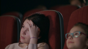 少女和妹在电影院看电影14秒视频