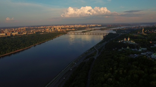 空中观察城市全景视频