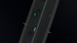 在河桥上驾驶的顶端观光车14秒视频