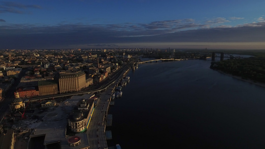 Dnieper河堤岸上的基辅市视频