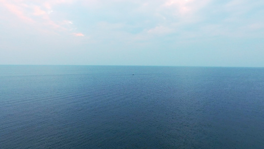 在平滑海面的皮艇上空中观视Kayaker 游艇视频