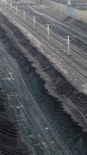 航拍储煤场中的作业车辆制造业105秒视频