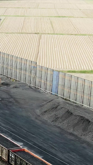 航拍储煤场中的作业车辆制造业105秒视频