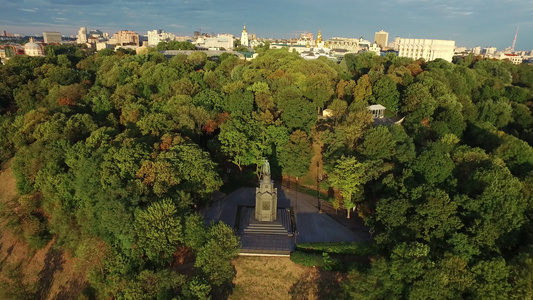 圣弗拉基米尔王子殿下在基辅市夏季公园十字架视频