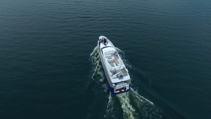 蓝海航行的白色游艇空中观景13秒视频