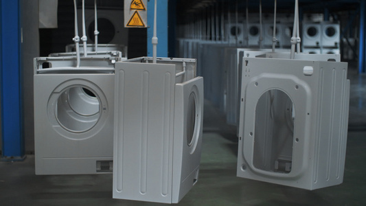 在现代工厂自动传送器上移的洗衣机汽车箱视频