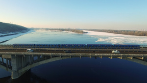 冬季在河道高速公路上乘坐桥铁地列车空中观视17秒视频