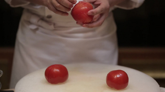 烫西红柿去皮切块视频