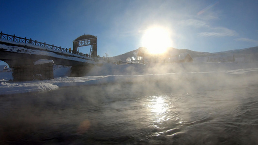 新疆冬季禾木河日出晨雾河水白雪蓝天旅游风光视频