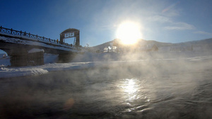 新疆冬季禾木河日出晨雾河水白雪蓝天旅游风光16秒视频