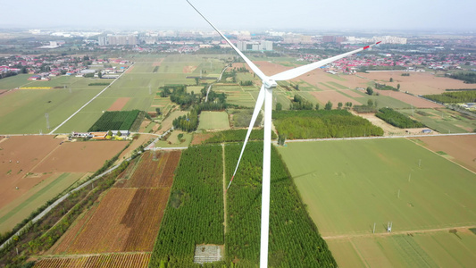 农村秋季麦田里的风力发电机风车视频