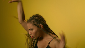 非洲妇女用黑色比基尼和纸币跳舞18秒视频