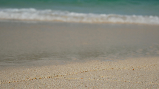 海的软海浪,白沙滩上清水,并复制空间面积。 夏季海滨作为假日背景片段视频