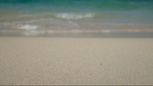 海的软海浪,白沙滩上清水,并复制空间面积。 夏季海滨作为假日背景片段视频