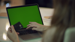 妇女用绿色屏幕在膝上型计算机打入信用卡数据11秒视频