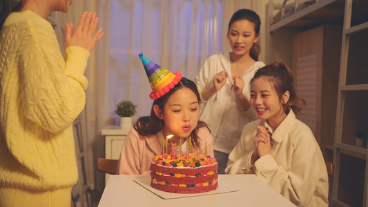 4K女孩给室友准备生日惊喜[预备]视频