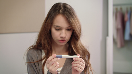 等待怀孕测试结果的妇女视频