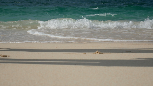 夏季海滩假期的柔和波浪一对男女在清澈的水白色沙滩上行走视频