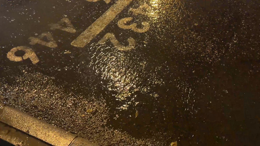 【镜头合集】雨天夜晚下雨公交车站行人马路积水视频