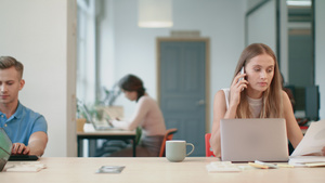 愤怒的妇女在工作场所使用流动电话28秒视频