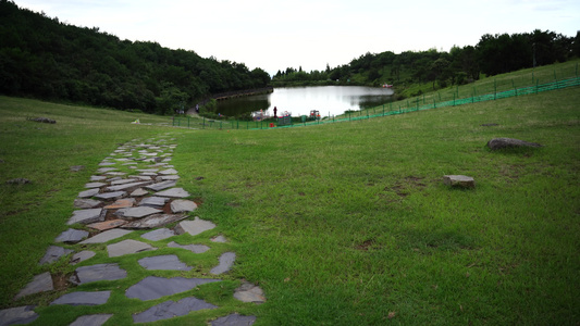 高山草甸蓝天草地云顶风光视频