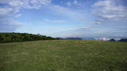 高山草甸蓝天草地云顶风光视频