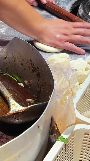 西安城市地方特色美食街头小吃肉夹馍制作过程素材早餐素材42秒视频