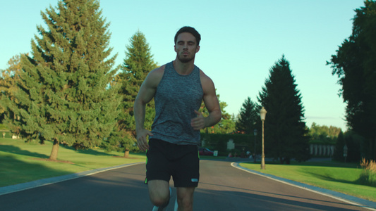 运动员在城市公园跑步,在户外接受心胸训练视频