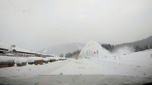 新疆喀纳斯冬季旅游雪景车载路拍扫雪机清雪设备机械视频