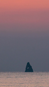 延时海上日出与石老人海蚀柱艺术渲染视频