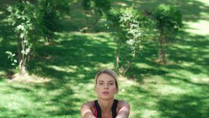 女运动员在夏季公园户外健身时,训练妇女跳跃和蹲卧26秒视频