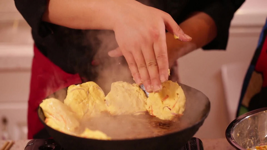 天津美食小黄鱼贴饼子视频