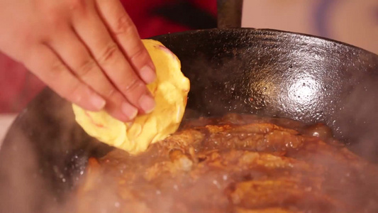 天津美食小黄鱼贴饼子视频