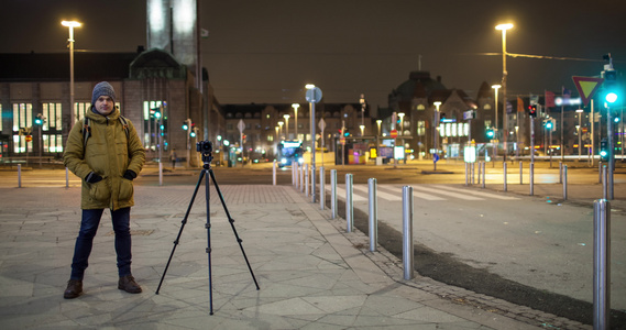 夜晚街与男子拍摄视频视频