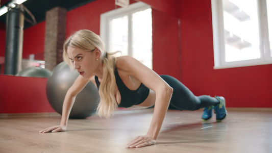 运动员女性培训促进健身俱乐部的体操锻炼视频