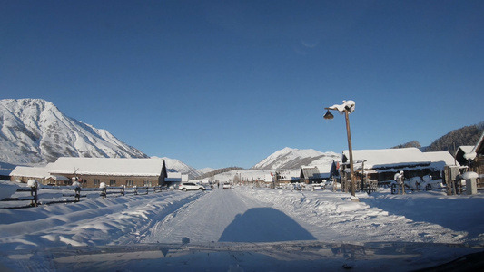 新疆冬季禾木村雪景村庄木屋路拍行车视角视频