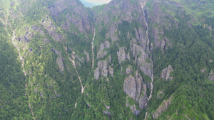 4K航拍湖北神龙架神农顶5A景区神农谷悬崖峭壁自然风光19秒视频