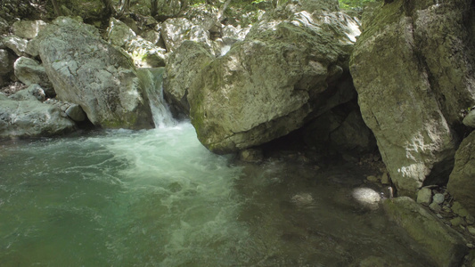 山河在石头之间流淌视频