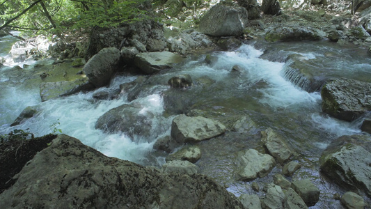 和有小瀑布的山岳视频