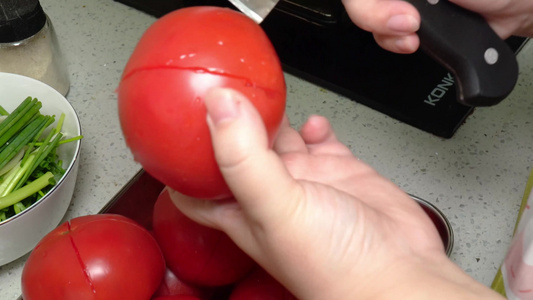 做饭处理西红柿视频