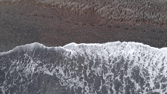 岛的黑沙滩上的海浪视频