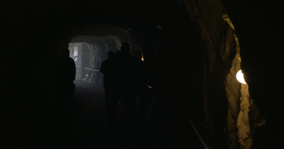 矿工们离开隧道视频