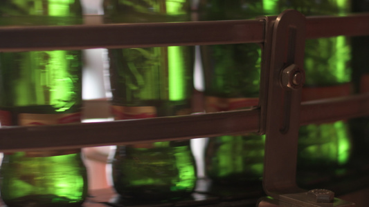酿酒厂自动生产线上的啤酒瓶视频