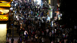 航拍节假日城市夜晚步行街商业街人山人海的游客4k素材32秒视频