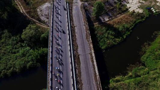 骑自行车在高速公路上骑自行车的骑[高等级公路]视频