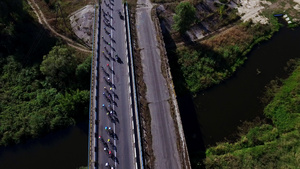 骑自行车在高速公路上骑自行车的骑29秒视频