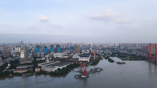 长江中下游汛期防汛最大洪峰过境后被水淹没的武昌造船厂设备防汛素材视频