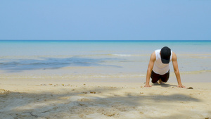 运动员在沙滩上锻炼7秒视频