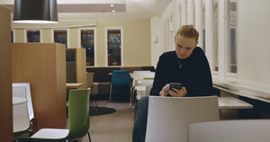 女用在咖啡馆里与流动妇女共度孤单的夜晚13秒视频
