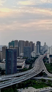 晚霞下的城市与交通日转夜延时素材天际线视频